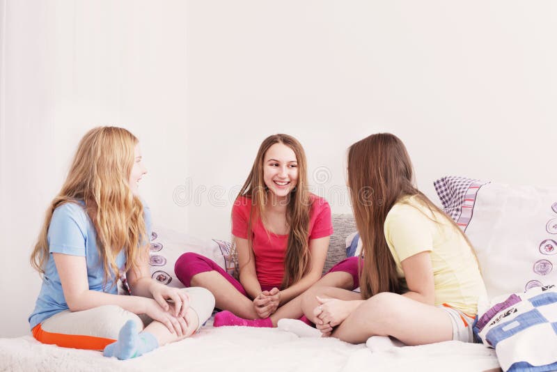 Três meninas felizes em casa imagens de stock royalty free Três meninas felizes em casa imagens de stock royalty free