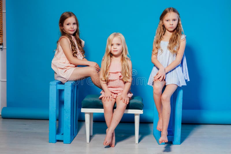 Três pequenas raparigas, namorada, retrato de moda, simpático imagem de stock