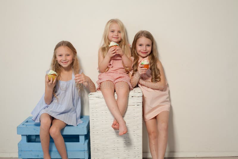 Três moças bonitas e pirulitos doces dos doces fotos de stock Três moças bonitas e pirulitos doces dos doces fotos de stock