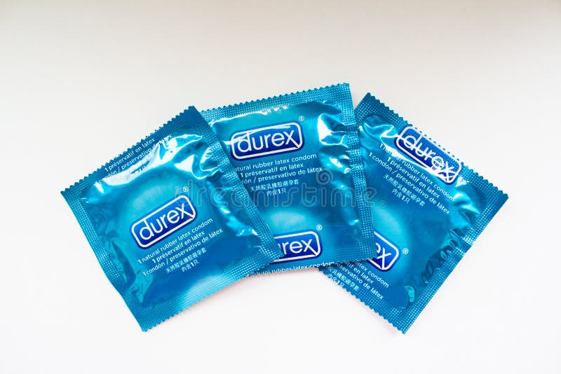 Três preservativos durex em embalagem azul sobre fundo branco