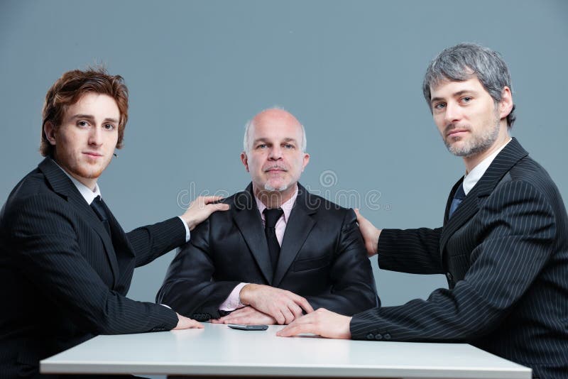 Três sócios comerciais orgulhosos que levantam junto imagens de stock royalty free Três sócios comerciais orgulhosos que levantam junto imagens de stock royalty free