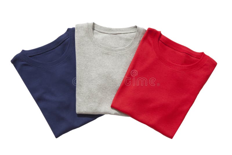 Três t-shirt dobrados isolados