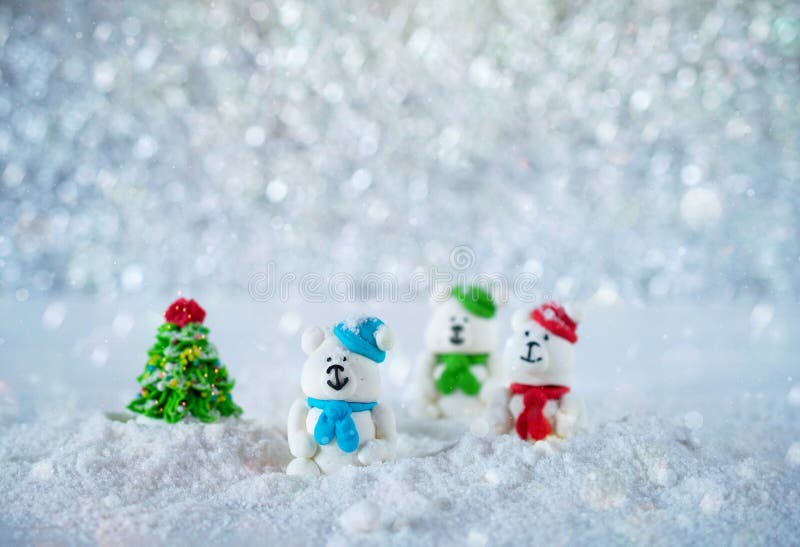 Três ursos dos doces de açúcar na neve no fundo do bokeh com espaço da cópia pelo Feliz Natal do cumprimento da estação ou o ano foto de stock royalty free Três ursos dos doces de açúcar na neve no fundo do bokeh com espaço da cópia pelo Feliz Natal do cumprimento da estação ou o ano foto de stock royalty free