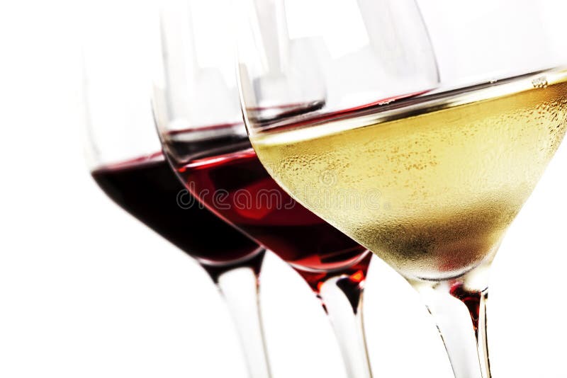 Vidros de vinho sobre o branco
