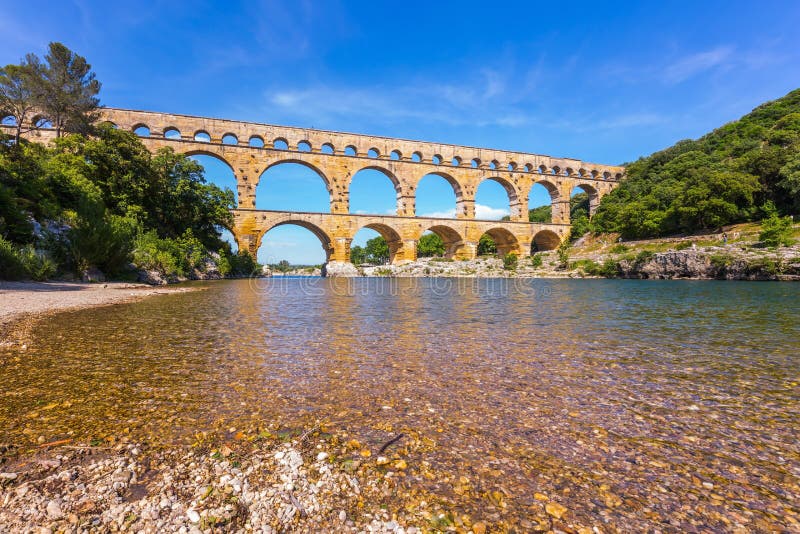 Trójwarstwowy wodny kanał Pont du Gard