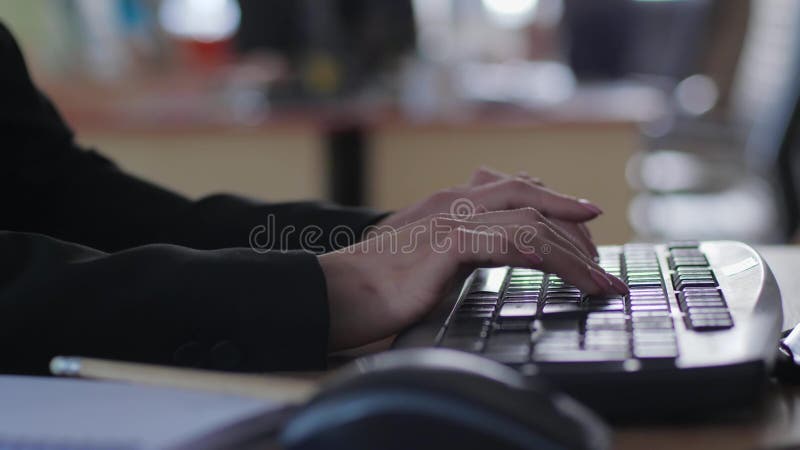 Trött affärskvinna med exponeringsglas som i regeringsställning skriver på datortangentbordet
