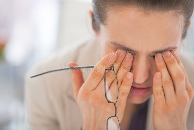 Trött affärskvinna med glasögon i regeringsställning fotografering för bildbyråer Trött affärskvinna med glasögon i regeringsställning fotografering för bildbyråer