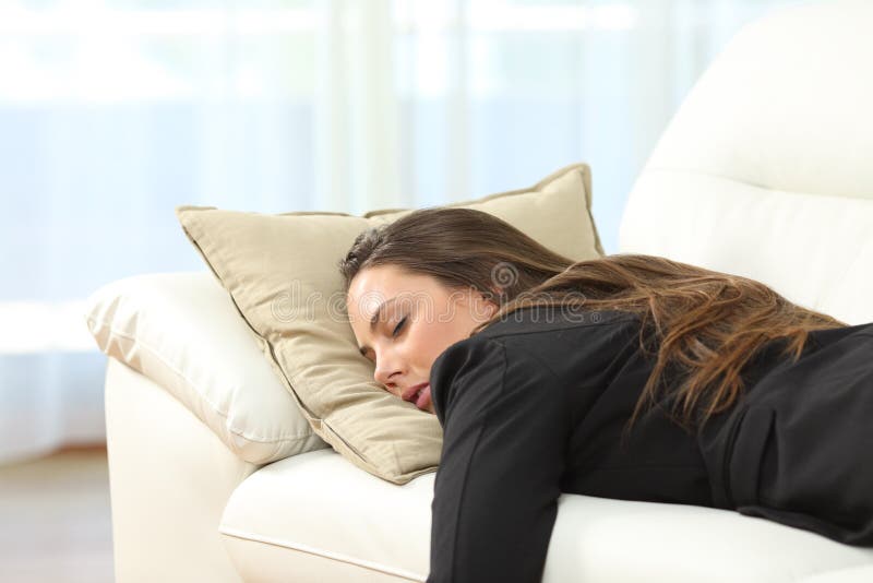 Trött ledare som hemma sover efter arbete royaltyfri bild Trött ledare som hemma sover efter arbete royaltyfri bild