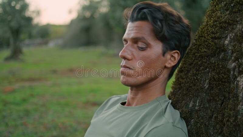 Trött man som läser litteratur på kvällens natur porträtt. lugn kille som gillar bok royaltyfria bilder