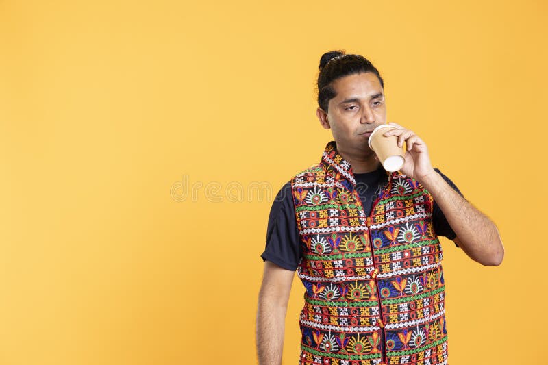 Trötta män som dricker kaffe för att vakna upp och få energi fotografering för bildbyråer