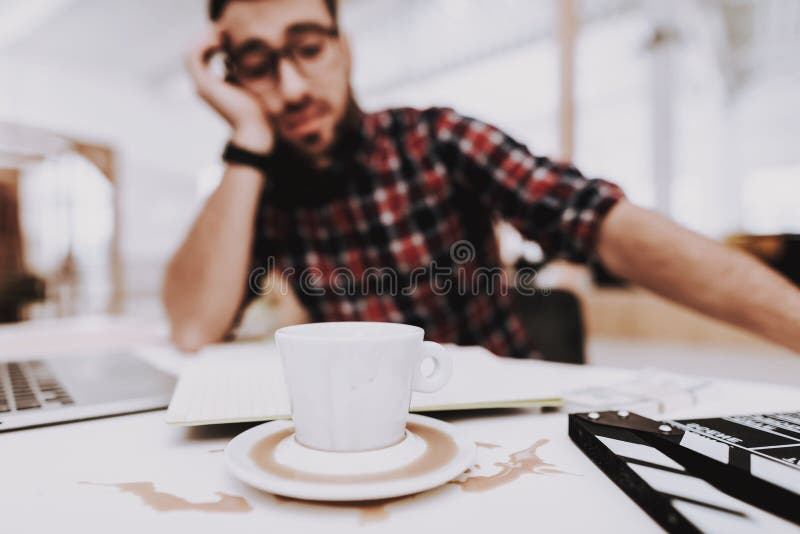 tröttad man Sitta på tabellen Kaffe male barn royaltyfri foto tröttad man Sitta på tabellen Kaffe male barn royaltyfri foto