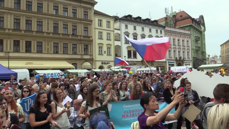 TSCHECHISCHE REPUBLIK OLOMOUC, AM 9. MAI 2018: Studentenparadeprozession von Mai, Trommeln spielen, freuen sich Leute Flaggen und