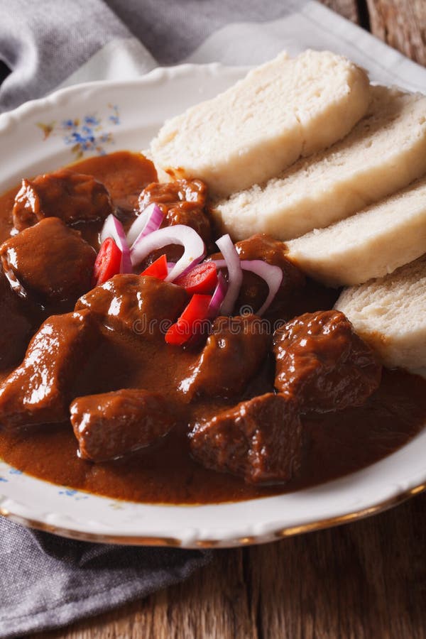 Tschechisches Lebensmittel: Traditionelles Gulasch mit den Mehlklößen Makro vertikal lizenzfreie stockfotos Tschechisches Lebensmittel: Traditionelles Gulasch mit den Mehlklößen Makro vertikal lizenzfreie stockfotos