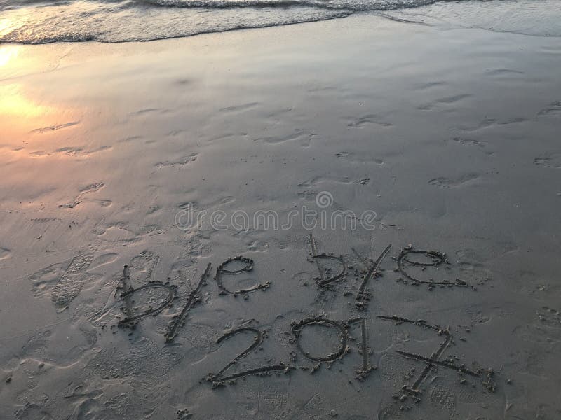 Tschüssjahr 2017 auf dem Strand wenn Sonnenuntergang stockfoto Tschüssjahr 2017 auf dem Strand wenn Sonnenuntergang stockfoto