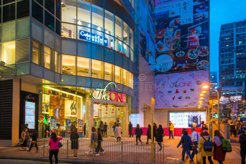 Tsim Sha Tsui, Hong Kong - Januari 10, 2018: De mensen lopen in royalty-vrije stock foto's Tsim Sha Tsui, Hong Kong - Januari 10, 2018: De mensen lopen in royalty-vrije stock foto's