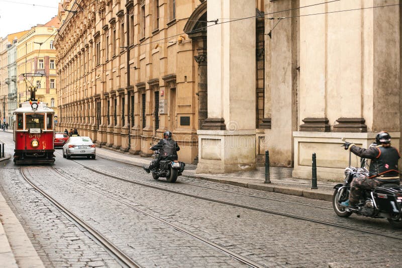 Tsjechisch Praag, 24 December, 2016: Authentieke en ongebruikelijke stad van Praag Op de wegen ga uitstekende trams en fietsers stock foto Tsjechisch Praag, 24 December, 2016: Authentieke en ongebruikelijke stad van Praag Op de wegen ga uitstekende trams en fietsers stock foto