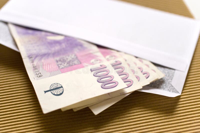 Tsjechische economie en financiën - Tsjechische kroonbankbiljetten in een envelop - steekpenning en corruptie
