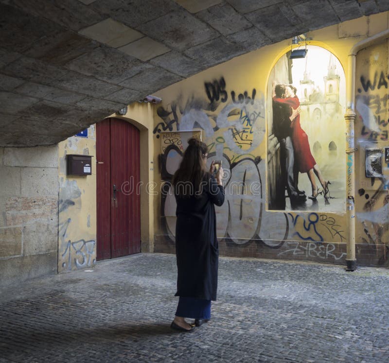 Tsjechische Republiek, Praag, 8 September, 2018: Jong mooi vrouwencijfer in donkerblauwe kleding die beeld nemen met stock afbeeldingen Tsjechische Republiek, Praag, 8 September, 2018: Jong mooi vrouwencijfer in donkerblauwe kleding die beeld nemen met stock afbeeldingen