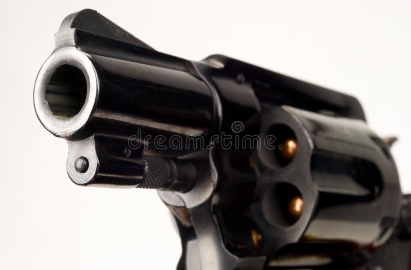Tube de canon chargé par pistolet de cylindre de revolver de 38 calibres dirigé photographie stock libre de droits Tube de canon chargé par pistolet de cylindre de revolver de 38 calibres dirigé photographie stock libre de droits