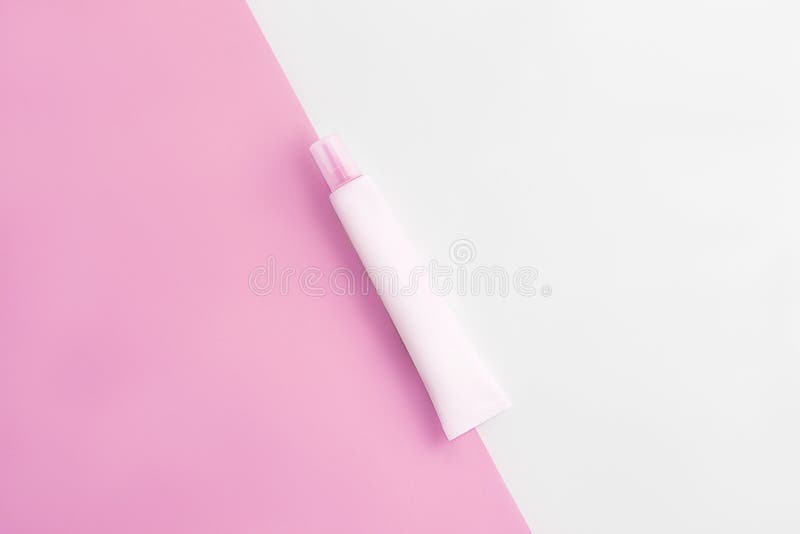 Tube de cosmétiques sur le fond rose et blanc en pastel Copiez l'espace Configuration plate photos libres de droits Tube de cosmétiques sur le fond rose et blanc en pastel Copiez l'espace Configuration plate photos libres de droits