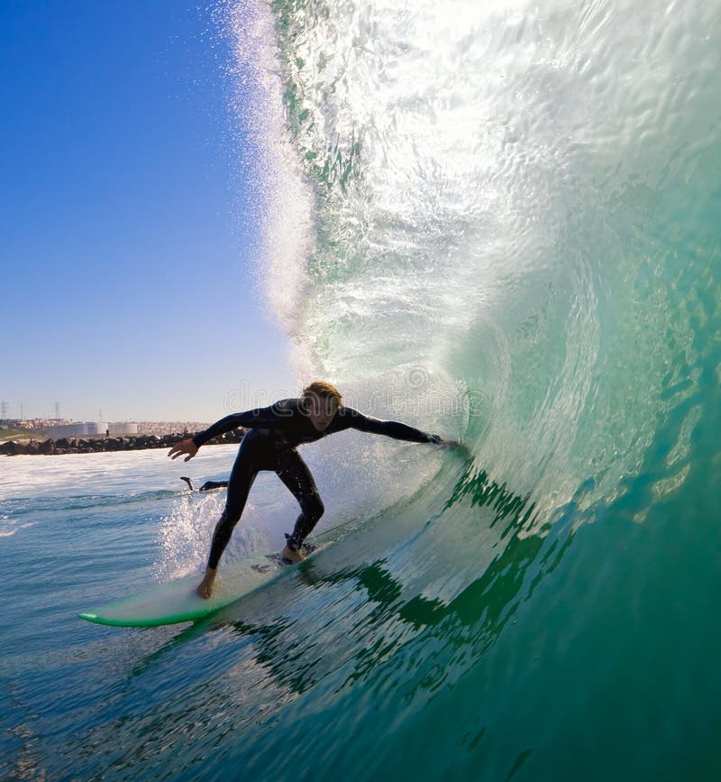 Tube se penchant de surfer photographie stock libre de droits