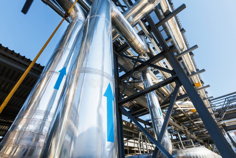 Tubería de alta presión para transportar el gas de la dirección de acero inoxidable al estokad La tubería tiene señalar azul gran imágenes de archivo libres de regalías Tubería de alta presión para transportar el gas de la dirección de acero inoxidable al estokad La tubería tiene señalar azul gran imágenes de archivo libres de regalías
