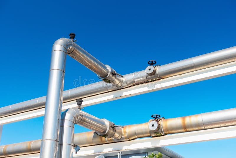 Tubería de enfriamiento del refrigerador o del vapor y aislamiento de la fabricación en el petróleo y gas industrial, tubo de dis imagenes de archivo Tubería de enfriamiento del refrigerador o del vapor y aislamiento de la fabricación en el petróleo y gas industrial, tubo de dis imagenes de archivo