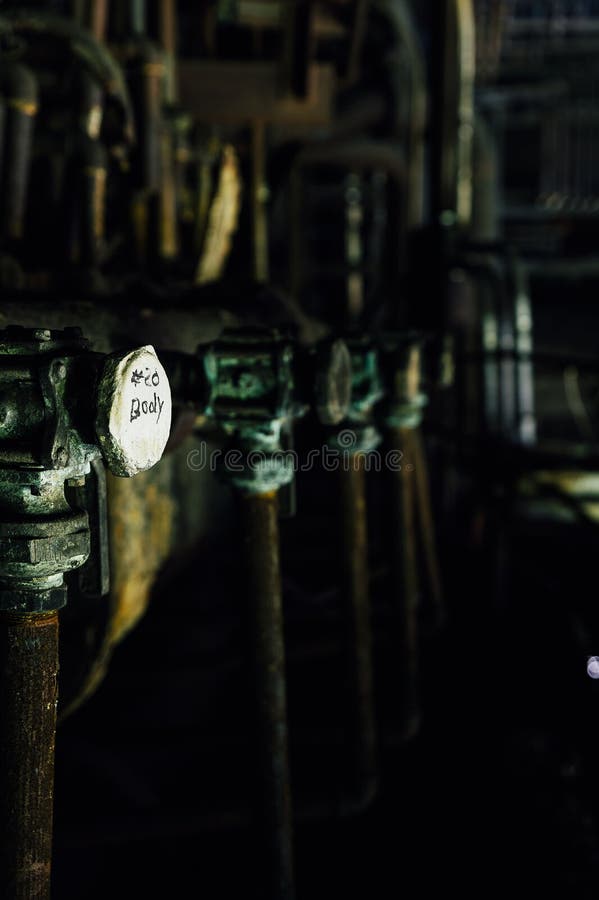 Tuberías de acero verticales en el horno - acería abandonada fotos de archivo libres de regalías Tuberías de acero verticales en el horno - acería abandonada fotos de archivo libres de regalías