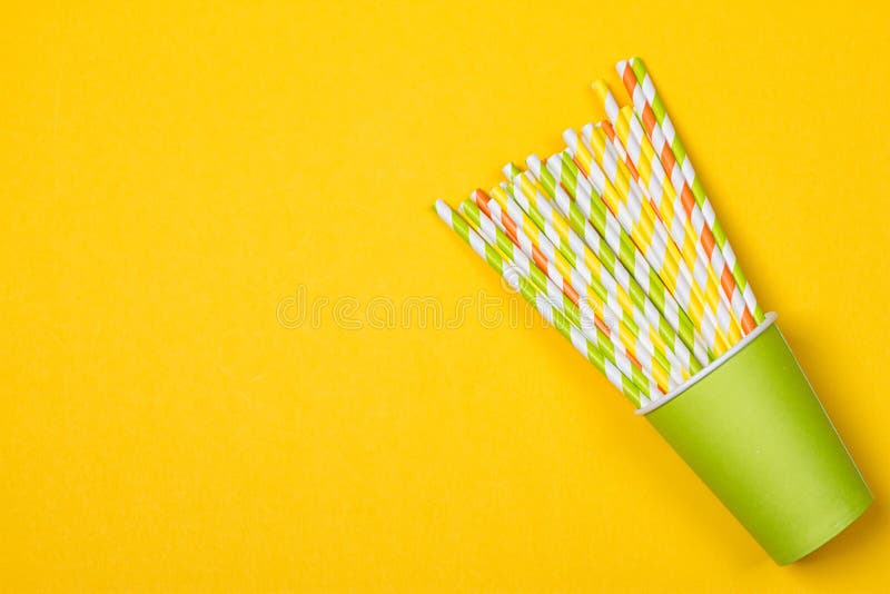 Tubes multicolores de cocktail dans la tasse jetable de Livre vert photo libre de droits Tubes multicolores de cocktail dans la tasse jetable de Livre vert photo libre de droits