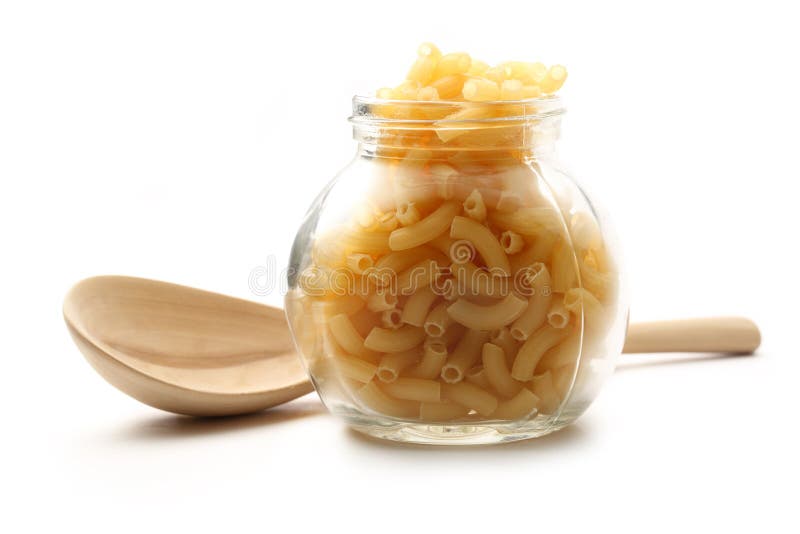 Tubi della pasta in barattolo e cucchiaio fotografie stock Tubi della pasta in barattolo e cucchiaio fotografie stock