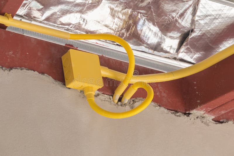 Tubi gialli del PVC per le scatole elettriche ed i cavi sepolti su concre fotografia stock libera da diritti Tubi gialli del PVC per le scatole elettriche ed i cavi sepolti su concre fotografia stock libera da diritti
