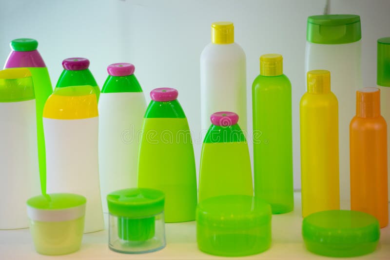 Tubi per i prodotti cosmetici su fondo bianco Insieme dei tubi cosmetici in bianco Contenitori per crema e sciampo o gel fotografia stock Tubi per i prodotti cosmetici su fondo bianco Insieme dei tubi cosmetici in bianco Contenitori per crema e sciampo o gel fotografia stock