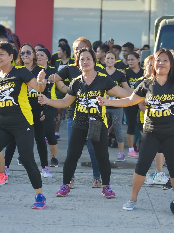 Tubigon Bohol Filipina Una Clase De Zumba Grupal Con Todas Las Mujeres  Usando Ropa De Pareja. Imagen editorial - Imagen de ejercicio, filipino:  211320140