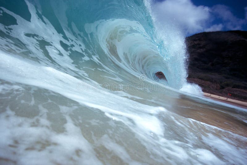 Un tubo di onda in Spiaggia Sabbiosa, sull'isola di Oahu nelle Hawaii.