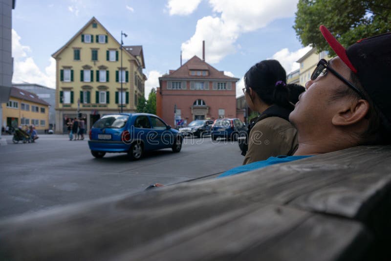 TUBINGEN/GERMANY- 29 DE JULIO DE 2018: atm?sfera de la calle alrededor de Tubinga El espacio peatonal es muy ancho, con los edifi fotos de archivo TUBINGEN/GERMANY- 29 DE JULIO DE 2018: atm?sfera de la calle alrededor de Tubinga El espacio peatonal es muy ancho, con los edifi fotos de archivo