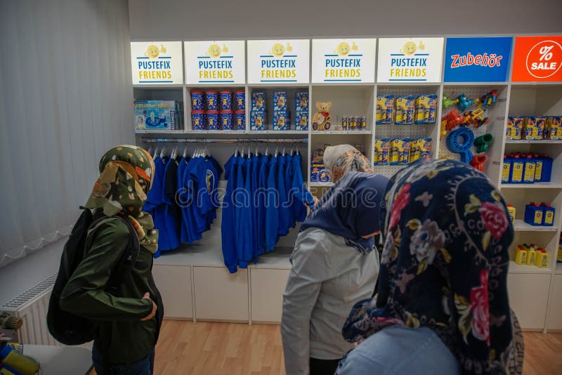 31 tubingen/germany-JULI 2018: een Moslimvrouwenreiziger van Azië die hijab koos kruidenierswinkels bij austefixwinkel in de stad royalty-vrije stock afbeeldingen 31 tubingen/germany-JULI 2018: een Moslimvrouwenreiziger van Azië die hijab koos kruidenierswinkels bij austefixwinkel in de stad royalty-vrije stock afbeeldingen