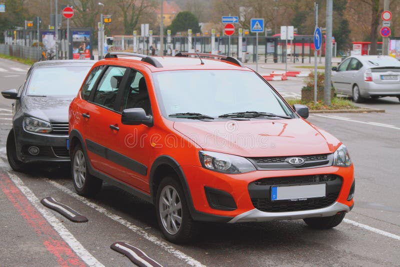 Tubingen, rttemberg ³ Баден-WÐ, Германия - 7-ое января 2018: „Автомобиль имущества крестов Lada Kalina за рубежом стоковое фото Tubingen, rttemberg ³ Баден-WÐ, Германия - 7-ое января 2018: „Автомобиль имущества крестов Lada Kalina за рубежом стоковое фото