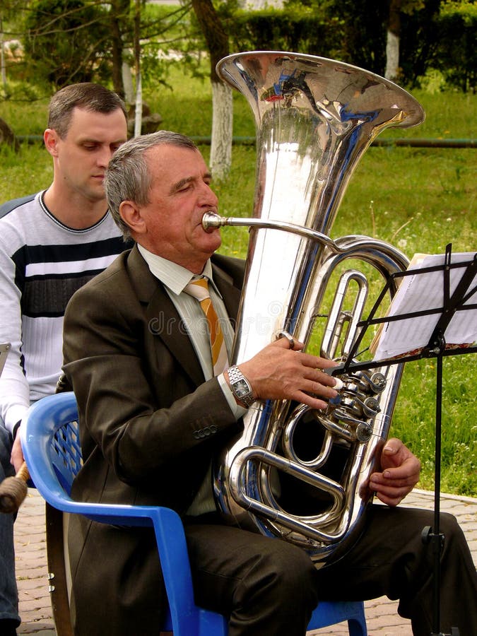 Tubist de la banda de metales fotos de archivo libres de regalías Tubist de la banda de metales fotos de archivo libres de regalías