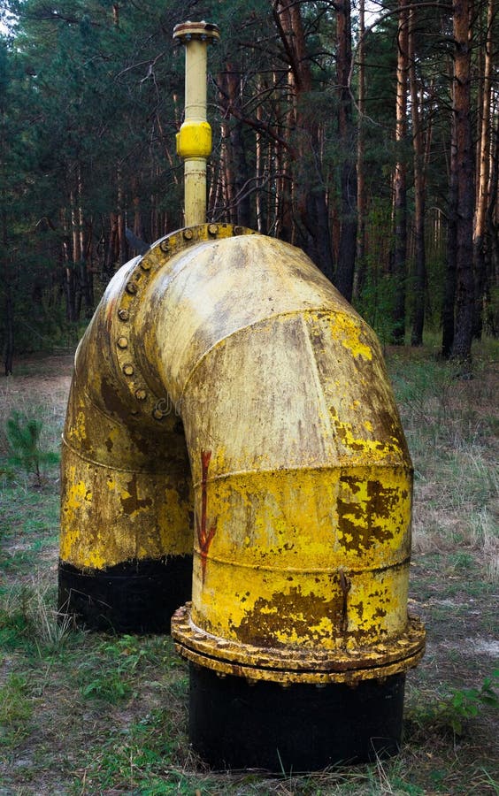 Tubo ad arco giallo del tubo immagine stock libera da diritti Tubo ad arco giallo del tubo immagine stock libera da diritti