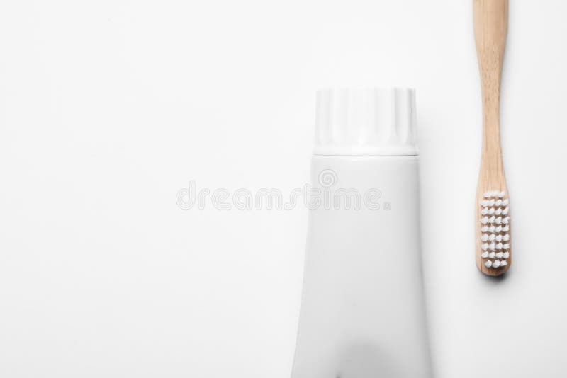 Tubo in bianco di dentifricio in pasta e della spazzola su fondo bianco immagini stock Tubo in bianco di dentifricio in pasta e della spazzola su fondo bianco immagini stock