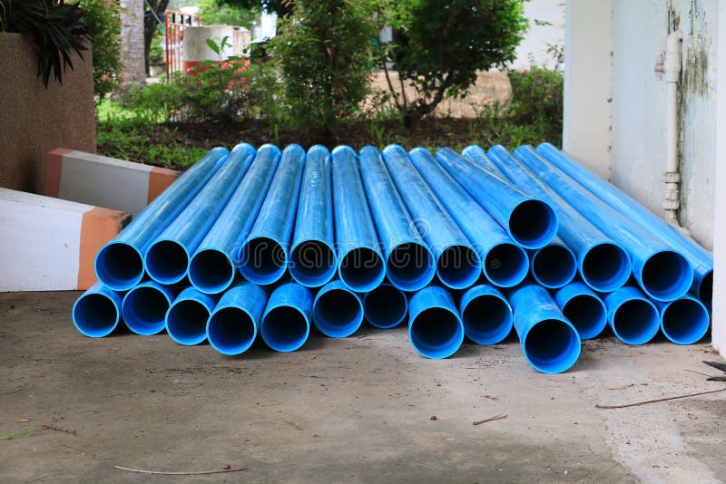 Tubo di plastica del PVC impilato in un cantiere fotografie stock libere da diritti Tubo di plastica del PVC impilato in un cantiere fotografie stock libere da diritti