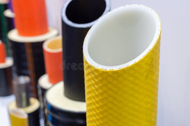 Tubo di plastica moderno per le condutture calde fotografia stock Tubo di plastica moderno per le condutture calde fotografia stock