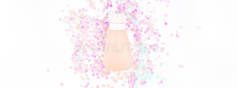 Tubo poner crema cosm?tico en confeti en colores pastel de la perla foto de archivo Tubo poner crema cosm?tico en confeti en colores pastel de la perla foto de archivo