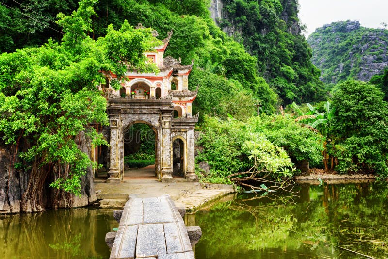 Tubo principal a Bich Dong Pagoda, Ninh Binh Province, Vietnam imagen de archivo libre de regalías Tubo principal a Bich Dong Pagoda, Ninh Binh Province, Vietnam imagen de archivo libre de regalías