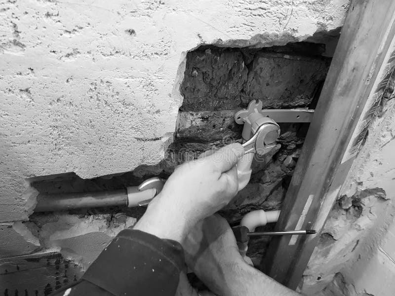 Tubo y puertas del propileno en una pared de ladrillo - soldadura del propileno fotografía de archivo Tubo y puertas del propileno en una pared de ladrillo - soldadura del propileno fotografía de archivo