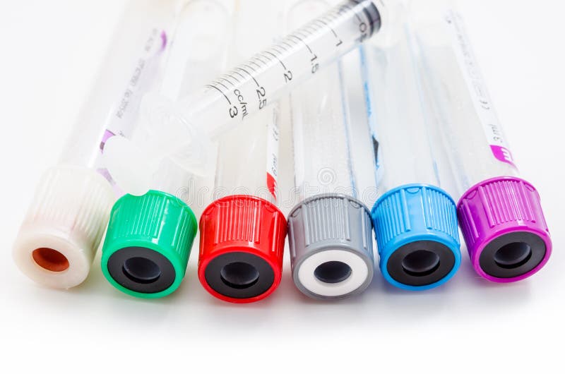 Tubos de vácuo para recolher amostras e seringa de sangue fotografia de stock Tubos de vácuo para recolher amostras e seringa de sangue fotografia de stock