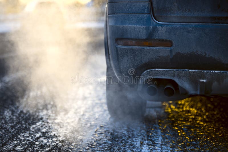 Tubulação de exaustão do carro, que sai fortemente gáss de exaustão em Finlandia imagem de stock royalty free Tubulação de exaustão do carro, que sai fortemente gáss de exaustão em Finlandia imagem de stock royalty free