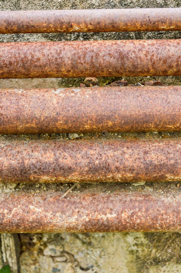 Tubulação oxidada velha do metal na parede do cimento imagens de stock Tubulação oxidada velha do metal na parede do cimento imagens de stock