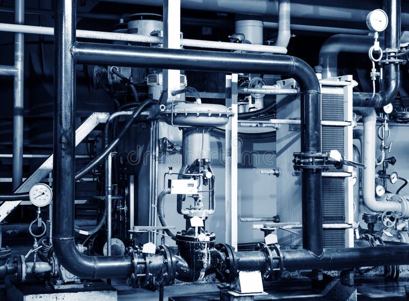 Tubulações e válvulas do torneira do sistema de aquecimento em uma sala de caldeira imagem de stock