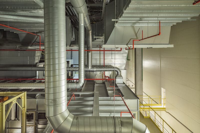 Tubulações industriais do sistema de refrigeração e da ventilação do ar fotografia de stock Tubulações industriais do sistema de refrigeração e da ventilação do ar fotografia de stock